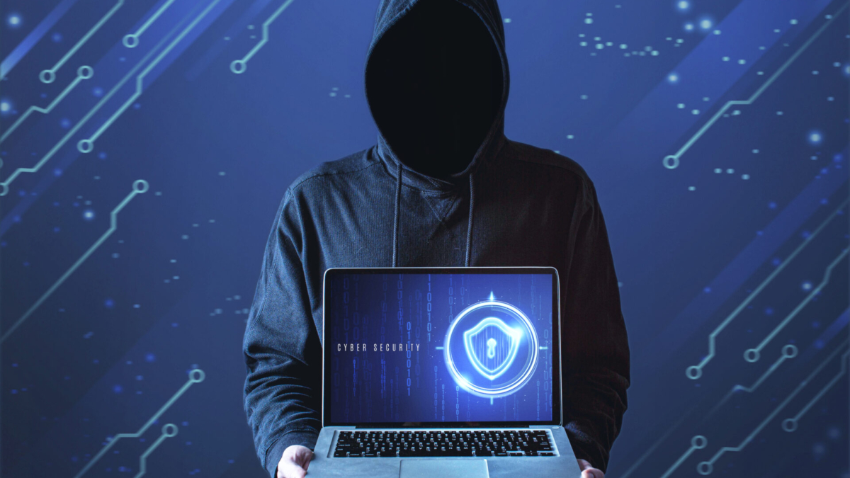 homem-tiro-medio-com-capuz-segurando-laptop